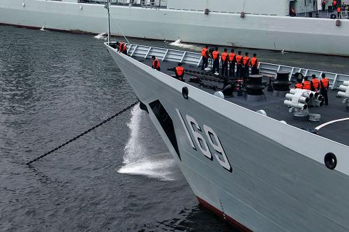 7月8日,中國(guó)海軍導(dǎo)彈驅(qū)逐艦武漢艦正在起錨。新華社記者 查春明 攝