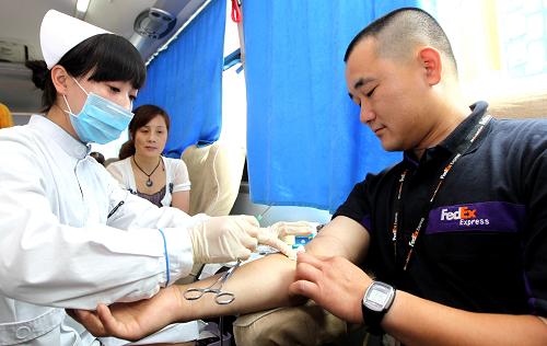6月14日,在江蘇省南通市一家快遞公司工作的80后青年花亞兵參加獻(xiàn)血。當(dāng)日是第九個(gè)“世界獻(xiàn)血者日”,恰逢江蘇南通青年花亞兵30周歲生日,這是他第9次參加無償獻(xiàn)血?;▉啽谝淮螀⒓荧I(xiàn)血是2001年5月,至今他已無償獻(xiàn)血2300毫升。新華社發(fā)(尤煉 攝)
