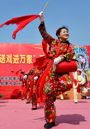4月11日,山東即墨市通濟街道“莊戶劇團”演員在表演舞蹈《腰鼓秧歌》。新華社發(fā)(寧友鵬 攝)