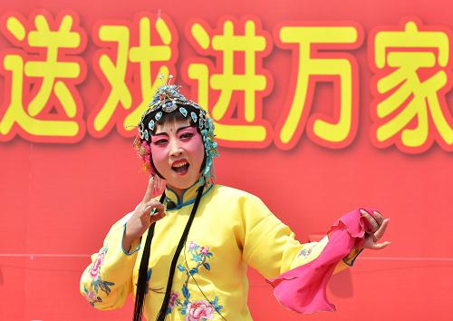 4月11日,一名農(nóng)民演員在表演即墨地方戲——柳腔《趙美榮觀燈》。當日,山東省即墨市2013年“送戲進萬家”活動啟動儀式在鰲山衛(wèi)文化廣場舉行,來自當?shù)馗鞔迩f的10余支莊戶劇團表演了12個自編自演的文藝節(jié)目。今年,即墨市將再組建起18支莊戶劇團,指導(dǎo)農(nóng)民自編自演群眾喜聞樂見的節(jié)目,走進1000個村莊,義務(wù)演出1000場,滿足農(nóng)村群眾的精神文化需求。新華社發(fā)(寧友鵬 攝)