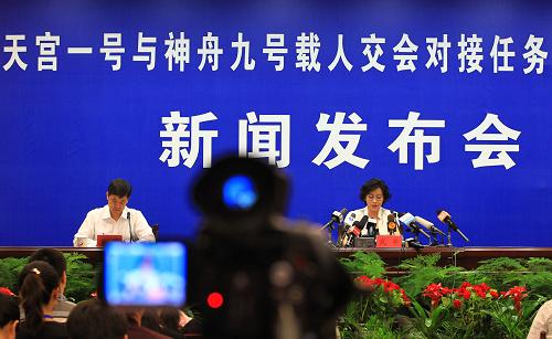 6月15日,中國載人航天工程新聞發(fā)言人武平(右)在介紹此次載人航天任務的情況。新華社記者 李剛 攝