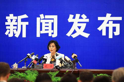 6月15日,中國載人航天工程新聞發(fā)言人武平在介紹此次載人航天任務的情況。當日下午,天宮一號與神舟九號交會對接任務總指揮部于酒泉衛(wèi)星發(fā)射中心舉行新聞發(fā)布會。經天宮一號與神舟九號載人交會對接任務總指揮部研究決定,神九飛船定于16日18時37分發(fā)射,飛行乘組由男航天員景海鵬、劉旺和女航天員劉洋組成。新華社記者 李剛 攝