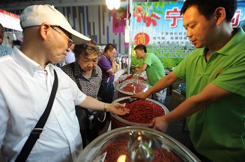 8月29日,市民在農(nóng)交會現(xiàn)場選購寧夏枸杞。新華社記者 陶亮 攝