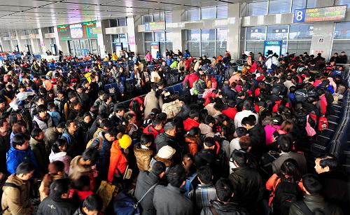 2月15日,宜昌火車(chē)東站候車(chē)廳內(nèi)人頭攢動(dòng)。新華社記者 肖藝九 攝