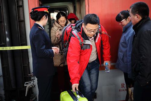 2月15日,在北京火車(chē)站站臺(tái),幾名旅客在下車(chē)。當(dāng)日是春節(jié)假期最后一天,北京火車(chē)站迎來(lái)春運(yùn)返程客流高峰。新華社發(fā)(白雪騏 攝)
