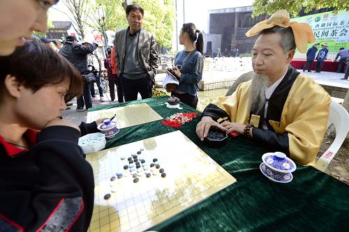 4月12日,游客在杭州吳山景區(qū)與古裝棋手一起品茗對(duì)弈。當(dāng)日,一年一度的“清河坊民間茶會(huì)”在杭州清河坊歷史街區(qū)和吳山景區(qū)開(kāi)湯啟幕。為期七天的民間茶會(huì)以“斗茶—問(wèn)茶—賞茶—品茶—展茶—憶茶”為主線(xiàn),推出大碗茶比賽、老街問(wèn)茶、請(qǐng)到我家來(lái)喝茶、茶葉茶具展銷(xiāo)會(huì)、微博話(huà)茶、老茶新說(shuō)等系列活動(dòng),全面展現(xiàn)“茶都”杭州悠久的民俗茶文化。新華社發(fā)(龍巍 攝)