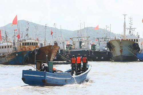 8月29日,浙江省舟山市沈家門邊防派出所官兵在港區(qū)內(nèi)巡邏,幫助漁船民做好防臺(tái)準(zhǔn)備工作。今年第15號(hào)強(qiáng)熱帶風(fēng)暴“康妮”已經(jīng)進(jìn)入東海,浙江省氣象局8月29日10時(shí)啟動(dòng)了“康妮”臺(tái)風(fēng)業(yè)務(wù)服務(wù)Ⅲ級(jí)氣象應(yīng)急響應(yīng),浙江省氣象臺(tái)也已經(jīng)拉響海上臺(tái)風(fēng)警報(bào)。新華社發(fā)(張振原 攝)