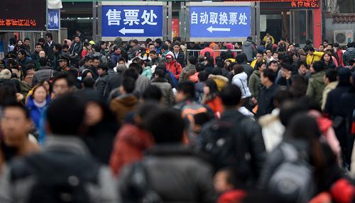 2月15日,南昌火車(chē)站廣場(chǎng)人頭攢動(dòng)。當(dāng)日是春節(jié)假期的最后一天,南昌鐵路局迎來(lái)節(jié)后客流高峰,預(yù)計(jì)發(fā)送旅客52萬(wàn)人次,以閩贛兩省前往北上廣方向的客流為主。新華社記者 周科 攝