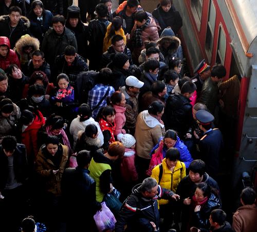 2月15日,旅客在沈陽(yáng)火車站上車。當(dāng)日是春節(jié)假期最后一天,沈陽(yáng)火車站迎來春運(yùn)返程客流高峰。新華社發(fā)(姜冰 攝)