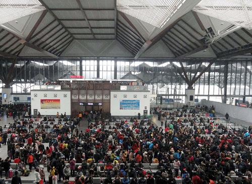 2月15日,旅客在蘇州火車站候車大廳等候乘車。新華社發(fā)(王建康 攝)