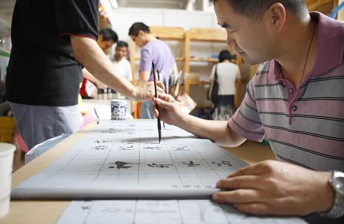 6月13日,觀眾在展會上體驗一款用水就可以練習書法的環(huán)保文具。當日,2012中國北京國際節(jié)能環(huán)保展圓滿落幕。截至13日上午10時,本次展會共接待觀眾4.4萬人次,創(chuàng)歷屆之最。展會同期還舉辦了20余場專業(yè)論壇、技術推介等活動,簽訂合作協議及意向28項,協議金額突破170億元。新華社發(fā)(萬象 攝)