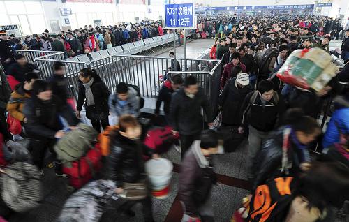 2月15日,在江西九江火車站候車室,大批旅客進(jìn)站上車。新華社發(fā)(胡國(guó)林 攝)