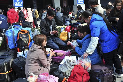 2月15日,旅客在湖北宜昌火車站東站廣場(chǎng)上候車。新華社發(fā)(王輝富 攝)