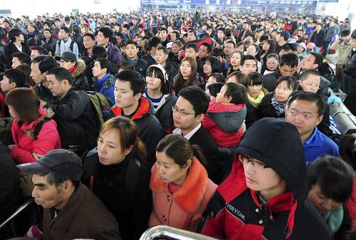 2月15日,在江西九江火車站候車室,大批旅客等待進(jìn)站上車。新華社發(fā)(胡國(guó)林 攝)