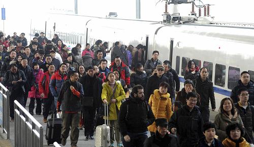 2月15日,抵達(dá)蘇州火車站的旅客走向出站通道。新華社發(fā)(杭興微 攝)