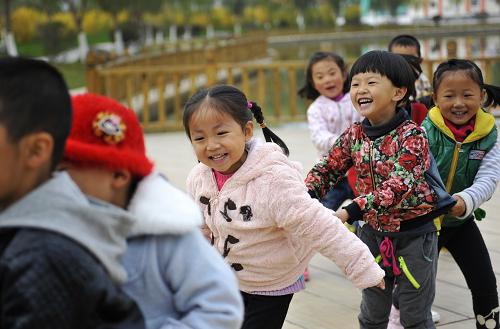 10月24日,在禮縣第三幼兒園旁的公園里,小朋友們在玩耍。新華社記者 陳斌 攝