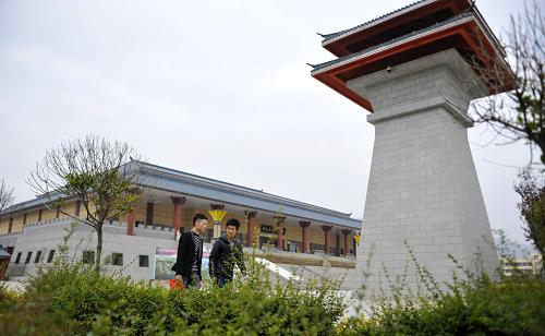 10月24日,兩名當(dāng)?shù)鼐用駨亩Y縣秦人廣場前走過。新華社記者 陳斌 攝