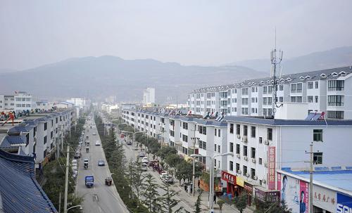10月24日,禮縣街道兩旁的建筑已經(jīng)完成帶有秦漢元素的特色改造。甘肅禮縣是秦人發(fā)祥地,是一個有著深厚文化積淀的西北小城。然而,長期以來,由于財政資金對城市建設(shè)支持力度有限,使得這個西部貧困縣的城市建設(shè)遲緩滯后。為解決這一問題,2007年以來,當(dāng)?shù)卣剿魍ㄟ^城區(qū)土地的“輾轉(zhuǎn)騰挪”,把全縣企事業(yè)單位的大量閑置土地收回集中使用,將秦漢元素融入城市規(guī)劃建設(shè),對主要建筑進(jìn)行特色化改造。6年來,城區(qū)面積從2.5平方公里擴(kuò)大到10.2平方公里,不僅有效應(yīng)對了財政難題,也使得城市面貌得到明顯改善,服務(wù)功能大大提升。禮縣縣長曹勇告訴記者,雖然當(dāng)?shù)厥菄曳鲐毠ぷ髦攸c(diǎn)縣,但政府不搞土地財政,也不從土地出讓中‘賺’取差價。6年來,全縣已累計將儲備到的2619.3畝土地中的79%無償劃撥給公益事業(yè),讓老百姓真正從縣城變化中獲益。新華社記者 陳斌 攝