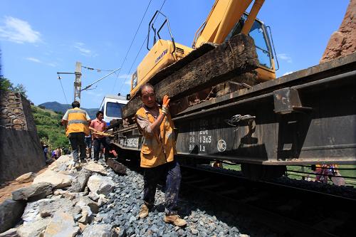 8月26日,搶修人員在山體滑坡現(xiàn)場(chǎng)進(jìn)行線路整修作業(yè)。新華社發(fā)(張廣玉 攝)