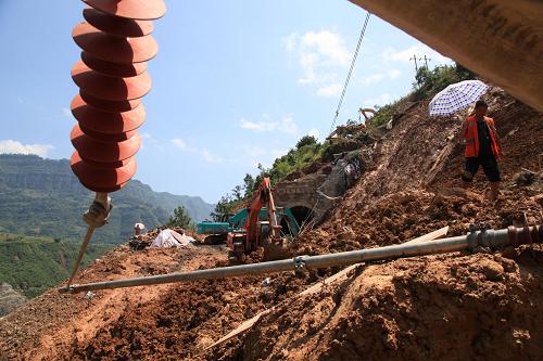 8月26日,搶修人員在山體滑坡現(xiàn)場(chǎng)進(jìn)行線路整修作業(yè)。新華社發(fā)(張廣玉 攝)