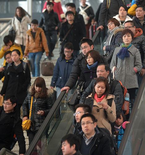 2月15日,在武漢火車站,旅客前往站臺(tái)準(zhǔn)備上車。當(dāng)日是春節(jié)假期的最后一天,探親客流、務(wù)工人員和上班族客流疊加,鐵路迎來出行高峰。據(jù)武漢鐵路局預(yù)計(jì),15日將發(fā)送旅客達(dá)59萬人次,同比增加12%。新華社記者 程敏 攝