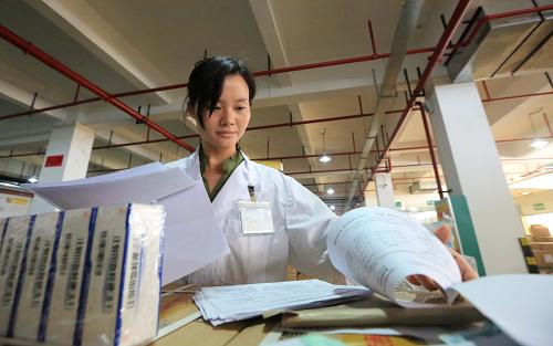 10月21日,一名工作人員在國藥廣西控股有限公司醫(yī)藥倉庫核對入庫藥品數量。新華社發(fā)(譚凱興 攝)