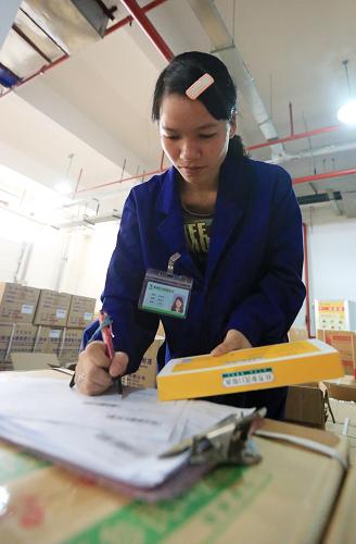 10月21日,一名工作人員在國藥廣西控股有限公司醫(yī)藥倉庫核對入庫藥品數量。新華社記者 劉廣銘 攝
