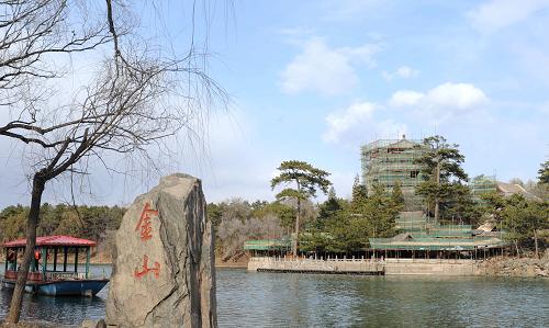 這是施工中的承德避暑山莊金山亭(4月8日攝)。近日,記者從承德避暑山莊保護(hù)性修繕工程施工現(xiàn)場了解到,包括麗正門、正宮區(qū)、福壽園、水心榭、環(huán)碧、如意洲、金山亭、文津閣、煙雨樓、永佑寺等在內(nèi)的10項古建筑保護(hù)修繕工程進(jìn)展順利,預(yù)計4月底完工。本次工程是避暑山莊近幾十年來經(jīng)歷的一次規(guī)模最大的保護(hù)性修繕。2010年,中央財政決定投入6億元專項資金,對避暑山莊及周圍寺廟等文化遺產(chǎn)實(shí)施全面保護(hù)修繕,工程涵蓋了古建筑本體保護(hù)、安消防能力提升、文物科技保護(hù)、遺址保護(hù)、文物基礎(chǔ)工作和山莊水環(huán)境綜合治理6大類共計89個項目。新華社發(fā)(王曉 攝)