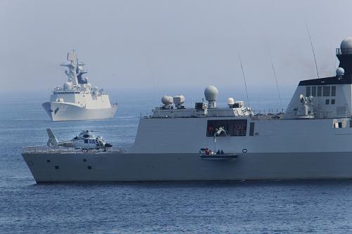 7月9日,在“海上聯(lián)合—2013”中俄海上聯(lián)演中,中國海軍軍艦吊放小艇運(yùn)送特戰(zhàn)隊員營救“被劫持船舶”。新華社記者查春明攝