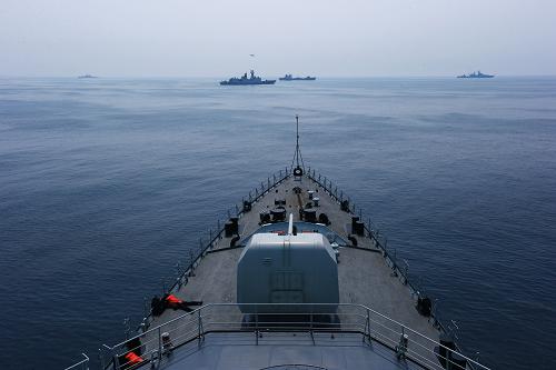 這是7月9日在俄羅斯彼得大帝灣拍攝的“海上聯(lián)合—2013”中俄海上聯(lián)演現(xiàn)場。新華社記者查春明攝