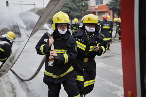 10月25日,蘭州消防官兵在天然氣泄漏現(xiàn)場組織應急搶險。新華社記者 陳斌 攝