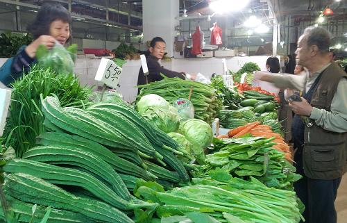 4月11日,市民在廣州一肉菜市場里購買蔬菜。近半個月來,連續(xù)的陰雨天氣導致廣州市場上的蔬菜價格高企不下。記者從廣州的肉菜市場上了解到,多數(shù)蔬菜價格連續(xù)多天高企,瓜類多數(shù)在4元以上、通菜7元一斤、小白菜8元一斤,而菜心甚至達到了12元一斤。不少品種的蔬菜價格比一個月前都上漲了50%以上,不過向來愛吃葉菜的“老廣”們還是照買不誤。而市場另一角落的雞肉檔可就沒這么紅火了,由于受禽流感的影響,雞肉價格已經跌到了每斤大概在13-20元之間,比前段時間低了不少,但依然少有人問津。新華社記者 盧漢欣 攝