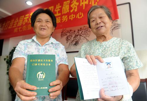 8月30日,在南七街道社區(qū)衛(wèi)生服務(wù)中心,兩名老人在展示領(lǐng)取的處方本。新華社記者劉軍喜攝