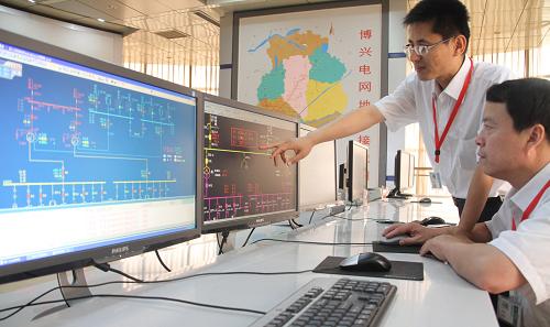 6月14日,在山東濱州市博興縣供電公司電力調度中心,工作人員在監(jiān)控電網(wǎng)運行情況。新華社發(fā)(陳彬 攝)
