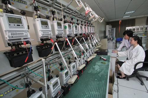 6月14日,山東省臨沂市郯城縣供電公司技術人員在校驗可用于階梯電價的智能電表。新華社發(fā)(張春雷 攝)
