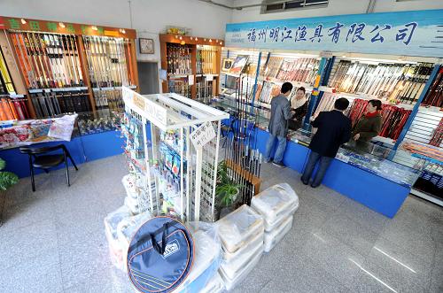 10月25日,顧客在河北省大廠回族自治縣國(guó)際漁具城選購(gòu)魚具。新華社記者 李曉果 攝
