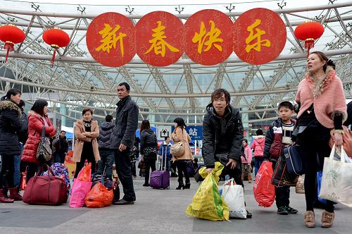 2月15日,乘客抵達(dá)福州火車站。當(dāng)日是春節(jié)假期最后一天,福州火車站迎來春運(yùn)返程客流高峰。新華社記者 張國(guó)俊攝