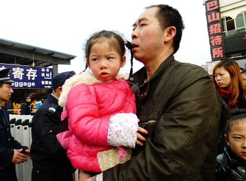 2月15日,一名小女孩在四川達(dá)州火車站進(jìn)站口含淚與親人告別。當(dāng)日是春節(jié)假期最后一天,四川達(dá)州火車站迎來客流高峰,不少跟隨在外務(wù)工的父母回家過年的“小候鳥”,又與父母一起踏上節(jié)后返程路。新華社發(fā)(鄧良奎 攝)