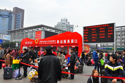 2月15日,旅客在成都火車站站前廣場等待進站。當日是春節(jié)假期最后一天,成都鐵路局管內(nèi)學生流、務工流、探親返程客流驟增,預計發(fā)送旅客60萬人,迎來節(jié)后返程客流高峰。為了應對客流高峰,成都鐵路局增開臨客48列;同時,作為出川門戶,成都火車站在進站、候車、乘車的關(guān)鍵環(huán)節(jié)增派人員,及時為旅客提供服務。新華社發(fā)(胡志強 攝)