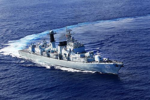 中國海軍出訪編隊在太平洋上進行編隊運動訓練(8月23日攝)。新華社記者查春明攝