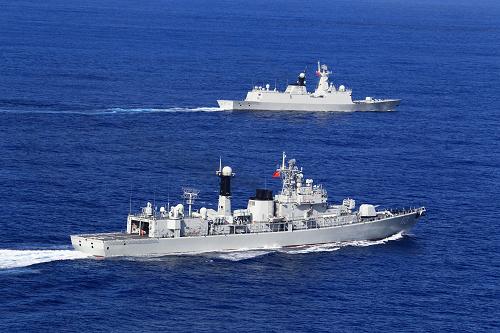 中國海軍出訪編隊在太平洋上進行編隊運動訓練(8月23日攝)。新華社記者 查春明攝