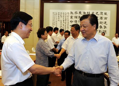 這是8月20日,劉云山在鄭州座談會(huì)前同與會(huì)同志親切握手。新華社記者 饒愛(ài)民 攝