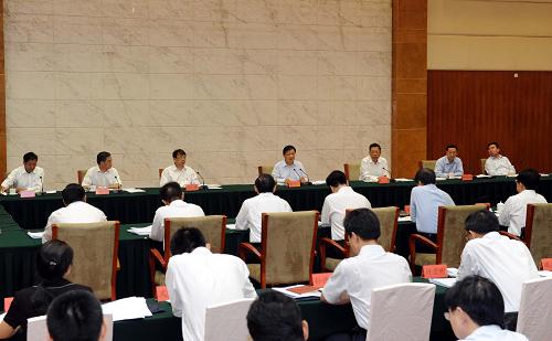 這是8月24日,劉云山在貴陽(yáng)主持召開(kāi)座談會(huì)。新華社記者 饒愛(ài)民 攝