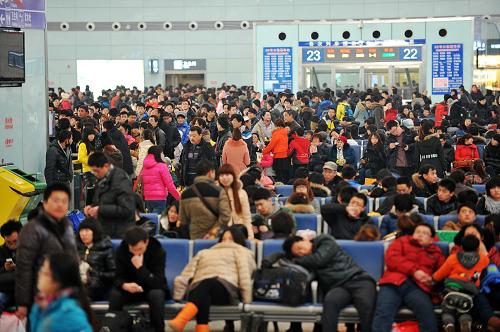 2月15日,旅客在石家莊火車站候車。當日是春節(jié)假期最后一天,河北石家莊火車站迎來節(jié)后首輪返程客流高峰。新華社發(fā)(朱旭東攝)