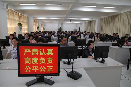 6月12日,在安徽大學(xué)高考網(wǎng)上評(píng)卷點(diǎn),高考語(yǔ)文科目評(píng)卷在緊張有序進(jìn)行。近日,記者來(lái)到安徽大學(xué)高考網(wǎng)上評(píng)卷點(diǎn)現(xiàn)場(chǎng)探訪。據(jù)了解,所有評(píng)卷員經(jīng)過(guò)嚴(yán)格遴選,由省屬高校專家和重點(diǎn)中學(xué)骨干教師組成。進(jìn)行正式評(píng)卷前,他們均需參加崗前培訓(xùn)和資格測(cè)試。新華社發(fā)