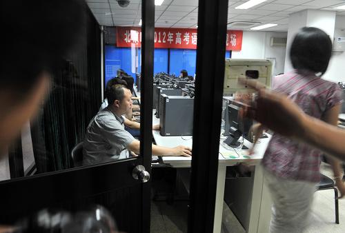 北京大學(xué)高考評(píng)卷點(diǎn)現(xiàn)場(chǎng)(6月15日攝)。新華社記者 李文 攝