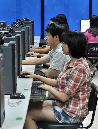 北京大學(xué)高考評(píng)卷點(diǎn)現(xiàn)場(chǎng)(6月15日攝)。新華社記者 李文 攝