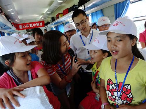 7月9日,在由四川渠縣開往福建福州的列車上,參加“留守學(xué)生圓夢親情列車行動”的留守學(xué)生與護(hù)送人員一起放聲歌唱。當(dāng)日,四川達(dá)州市渠縣縣委、縣政府啟動“留守學(xué)生圓夢親情列車行動”,首批200多名特困家庭留守學(xué)生高興地登上了重慶開往福州的K806次列車。20時許,另200多名特困家庭留守學(xué)生也將在渠縣火車站登上由四川達(dá)州開往廣州的K835次列車。此次活動當(dāng)?shù)爻檎{(diào)縣委組織部、宣傳部和縣教育局工作人員組成兩個“護(hù)送隊”,分別將全縣特困家庭且至少5年未與父母見面的留守學(xué)生,全程護(hù)送到渠縣籍務(wù)工人員相對集中的福建、廣東等地,與留守學(xué)生的父母等親人團(tuán)聚歡度逾30天的“親情暑假”。留守學(xué)生所涉及的往返車票、生活等旅費均由縣財政承擔(dān)。新華社發(fā)(鄧良奎 攝)