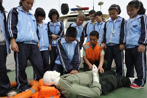 6月12日,浙江溫州飛云江邊防民警教授駐地學(xué)生心肺復(fù)蘇術(shù)方法。新華社發(fā)(蔡寬元 攝)