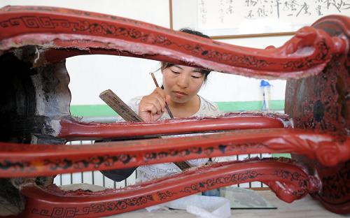 8月29日,廊坊市廣陽區(qū)南漢村村民在對花架進行磨彩加工。新華社記者李曉果攝